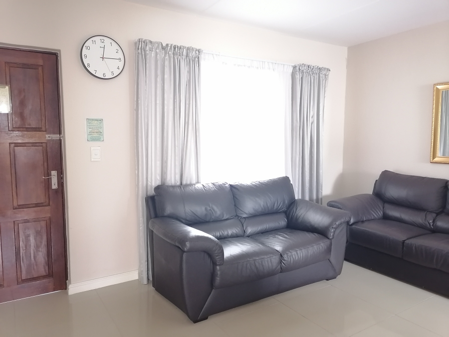 To Let 2 Bedroom Property for Rent in Lansdowne Western Cape